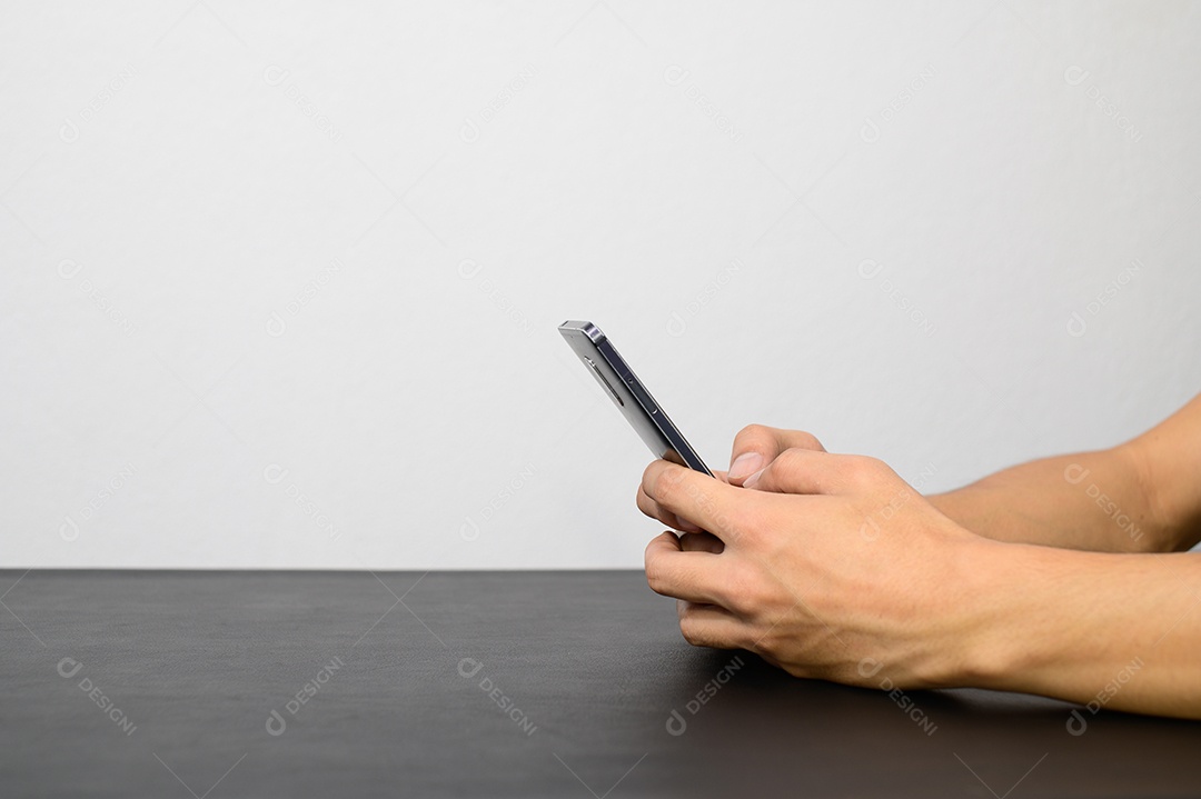 Segure seu telefone, use seu smartphone em sua mesa