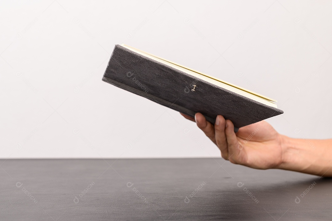 Conceito de crescimento financeiro em um negócio empilhado na mesa do escritório