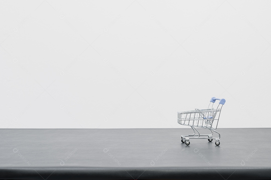 Conceito de carrinho de compras está na mesa do escritório