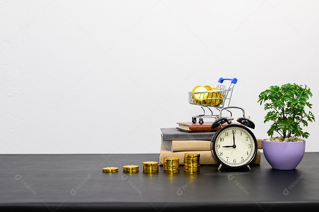 Conceito de crescimento financeiro em um negócio empilhado na mesa do escritório