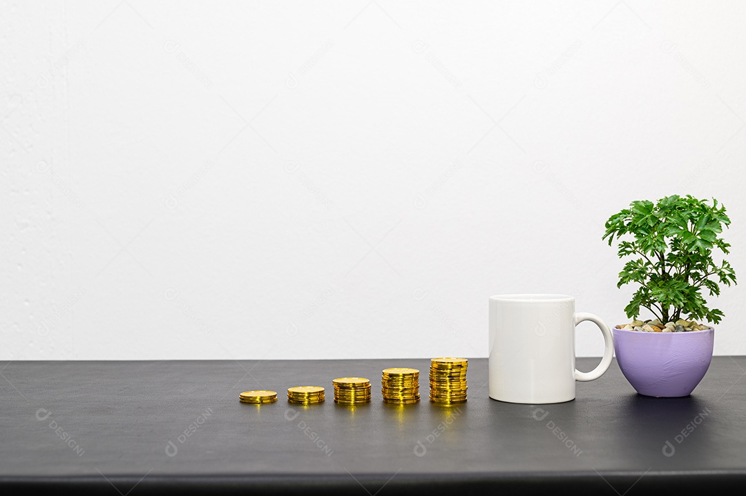 Conceito de crescimento financeiro em um negócio empilhado na mesa do escritório