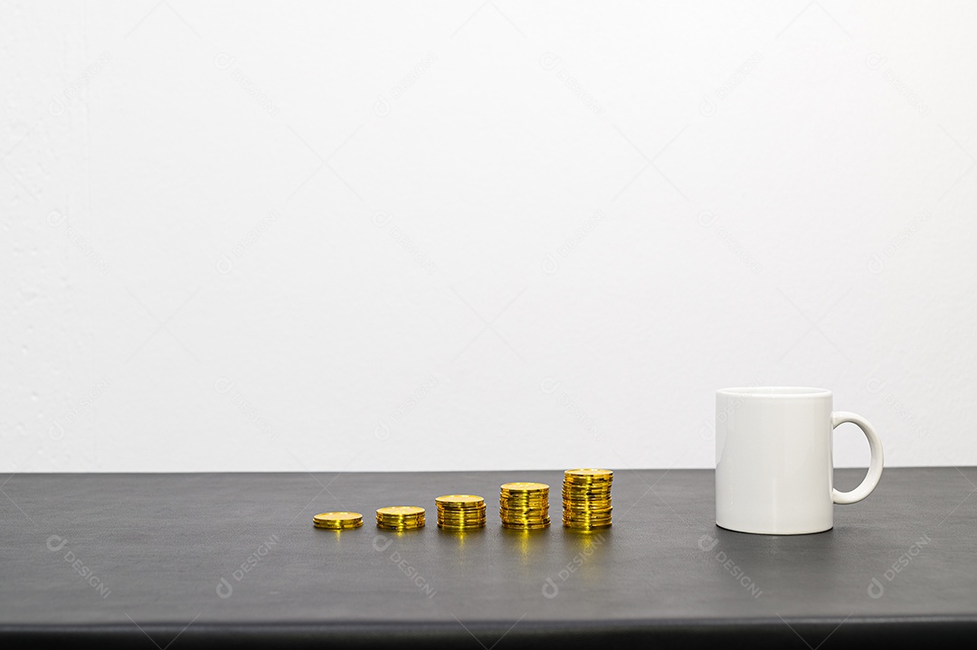 Conceito de crescimento financeiro em um negócio empilhado na mesa do escritório