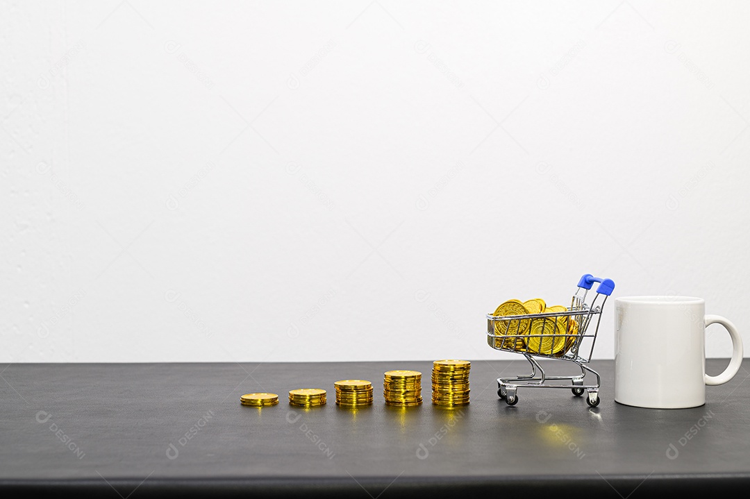 Conceito de crescimento financeiro em um negócio empilhado na mesa do escritório