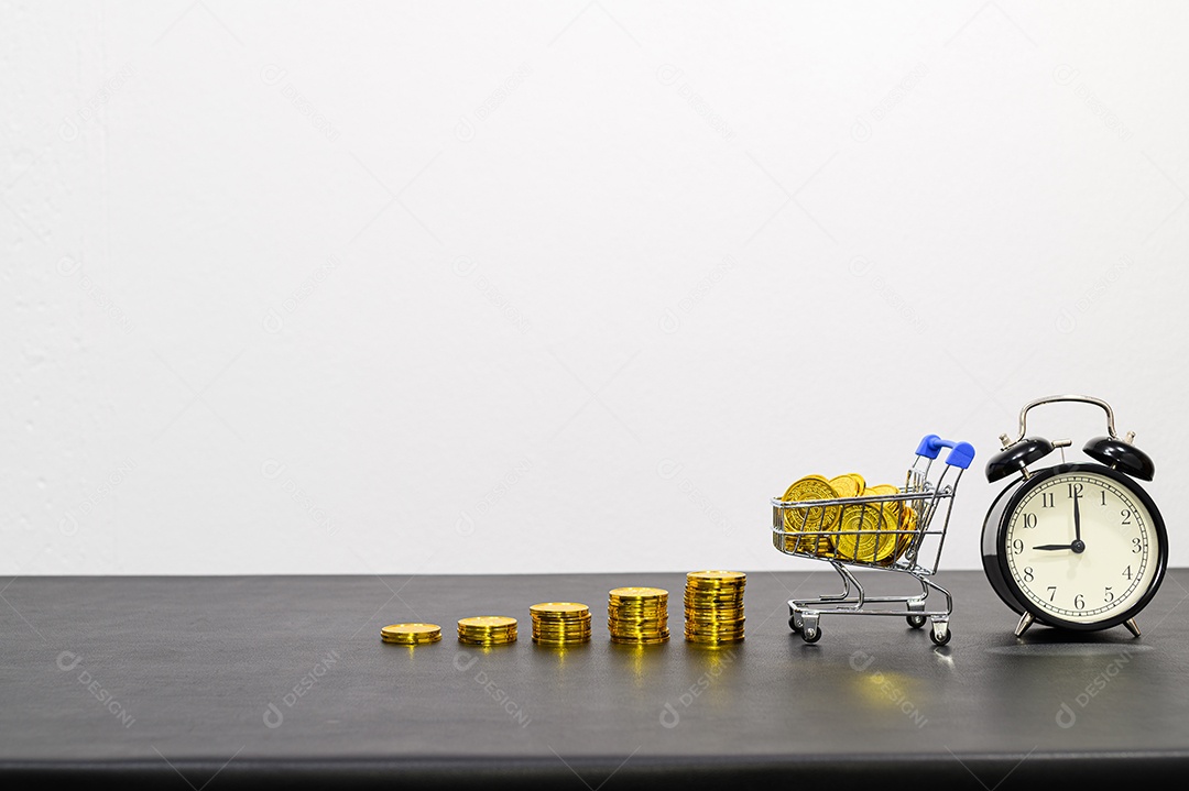 Conceito de crescimento financeiro em um negócio empilhado na mesa do escritório