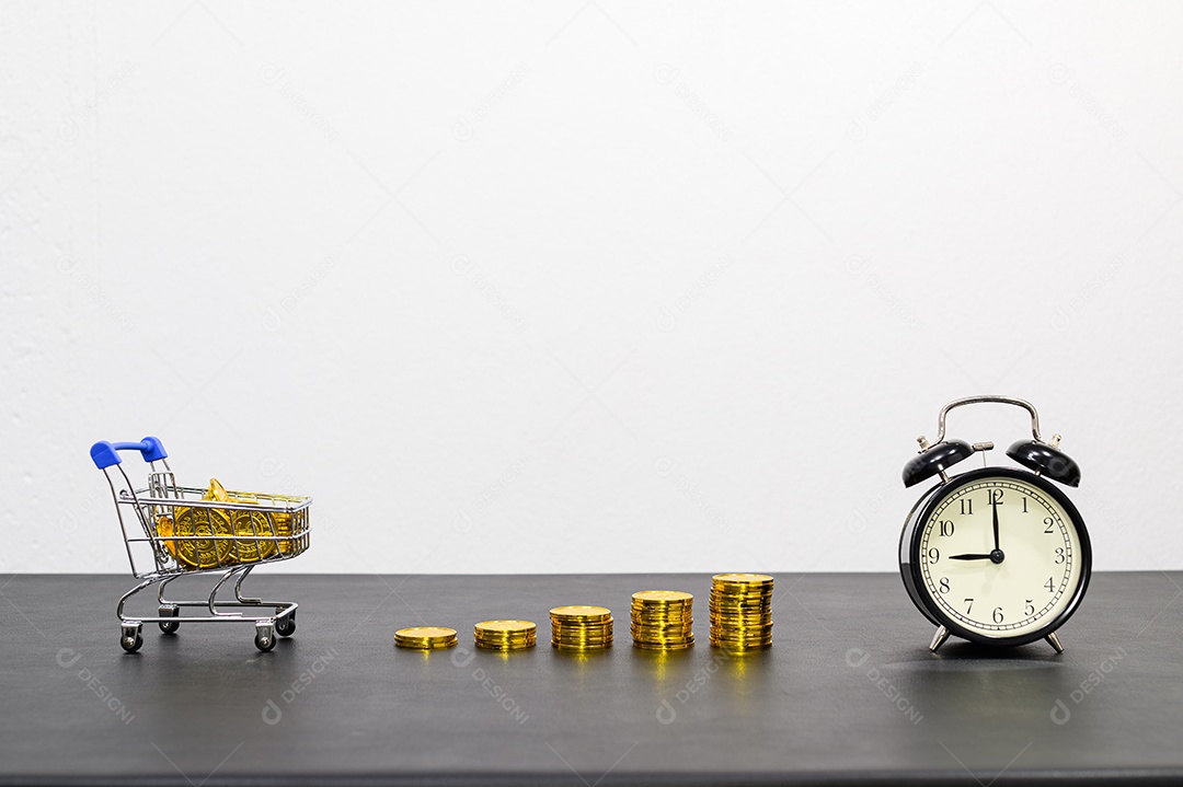 Conceito de crescimento financeiro em um negócio empilhado na mesa do escritório