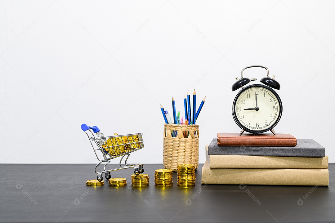 Conceito de crescimento financeiro em um negócio empilhado na mesa do escritório