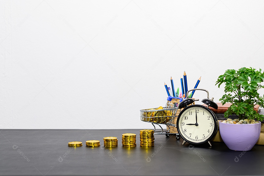 Conceito de crescimento financeiro em um negócio empilhado na mesa do escritório