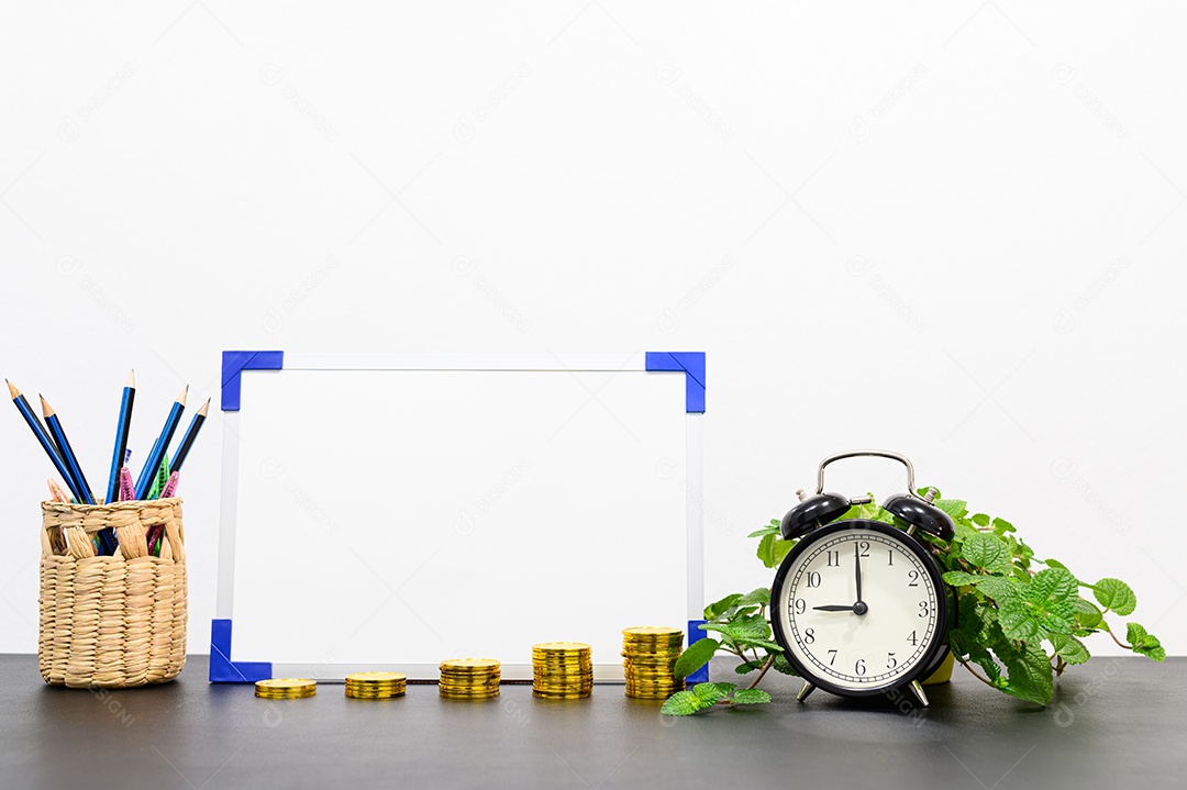 Conceito de crescimento financeiro em um negócio empilhado na mesa do escritório