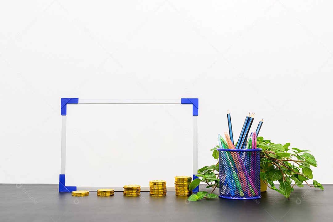 Conceito de crescimento financeiro em um negócio empilhado na mesa do escritório