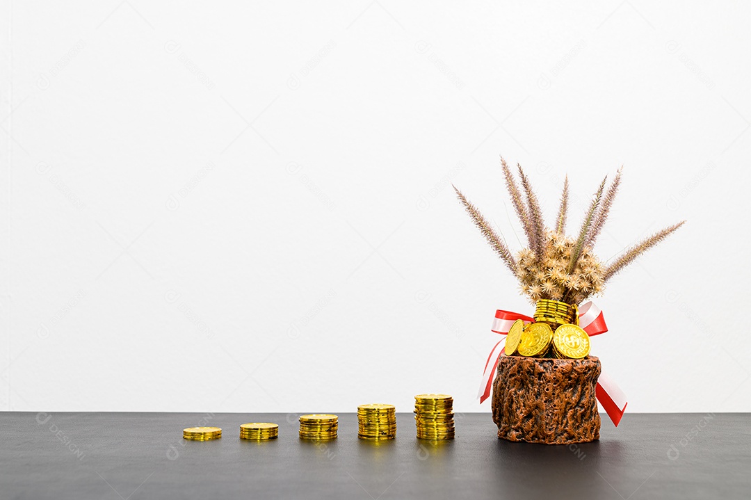 Conceito de crescimento financeiro em um negócio empilhado na mesa do escritório