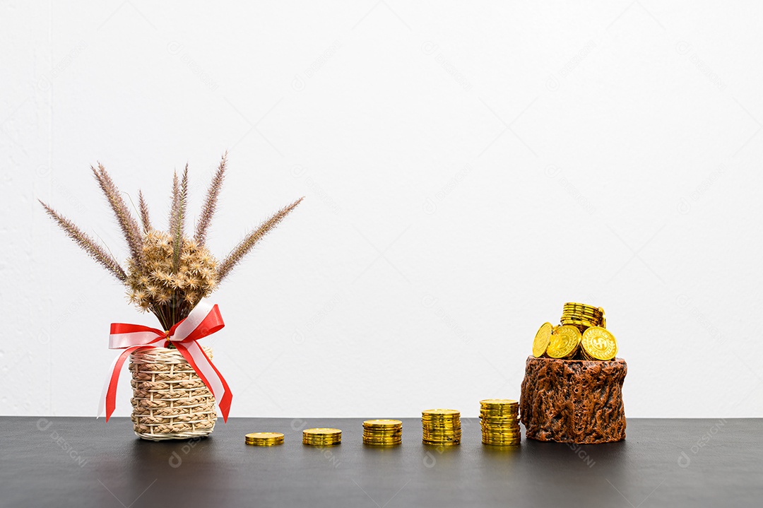 Conceito de crescimento financeiro em um negócio empilhado na mesa do escritório