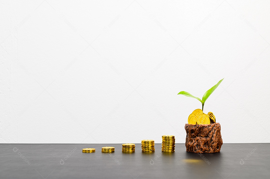 Conceito de crescimento financeiro em um negócio empilhado na mesa do escritório