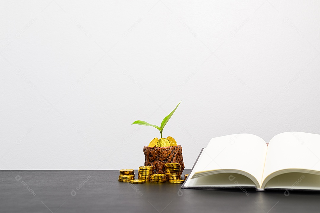 Conceito de crescimento financeiro em um negócio empilhado na mesa do escritório