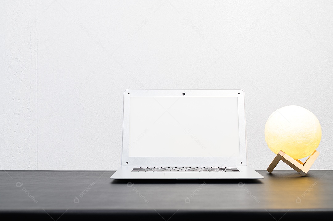 Computador portátil está na mesa