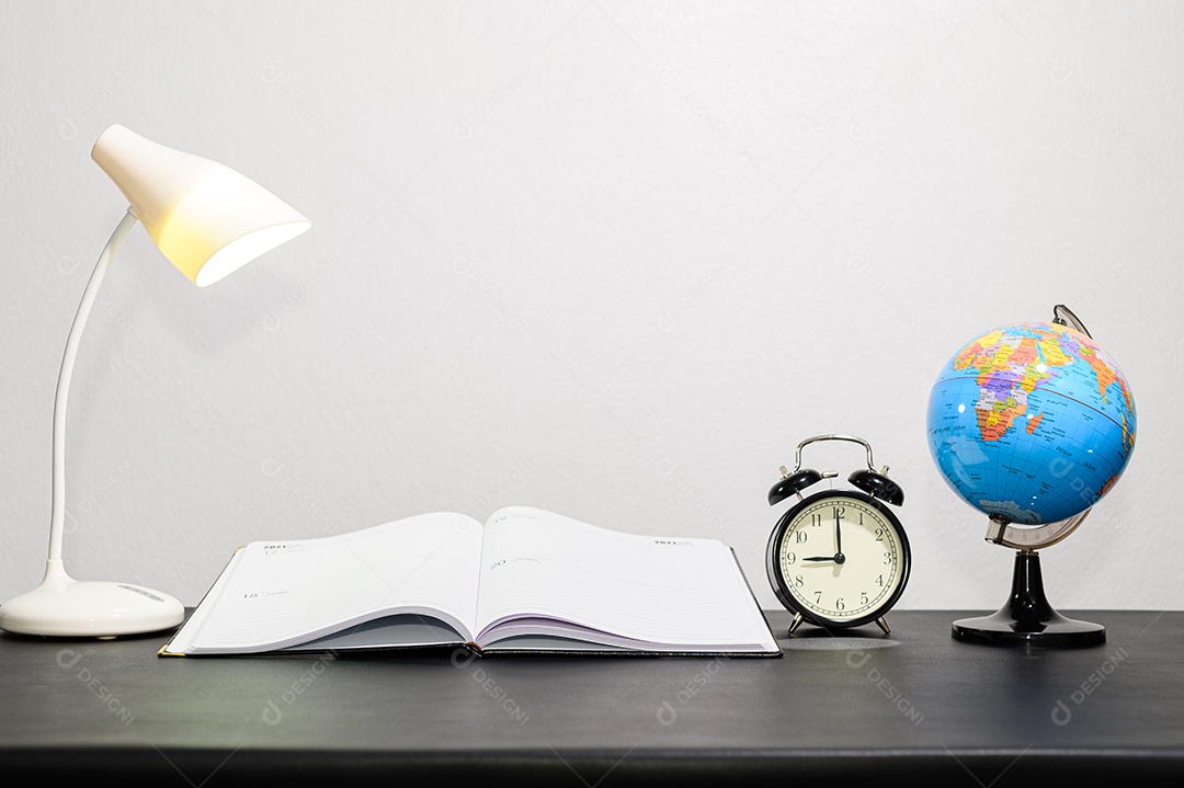 Conceito de amor pela leitura de livros e artigos de papelaria na mesa