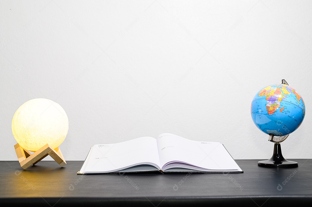 Conceito de amor pela leitura de livros e artigos de papelaria na mesa