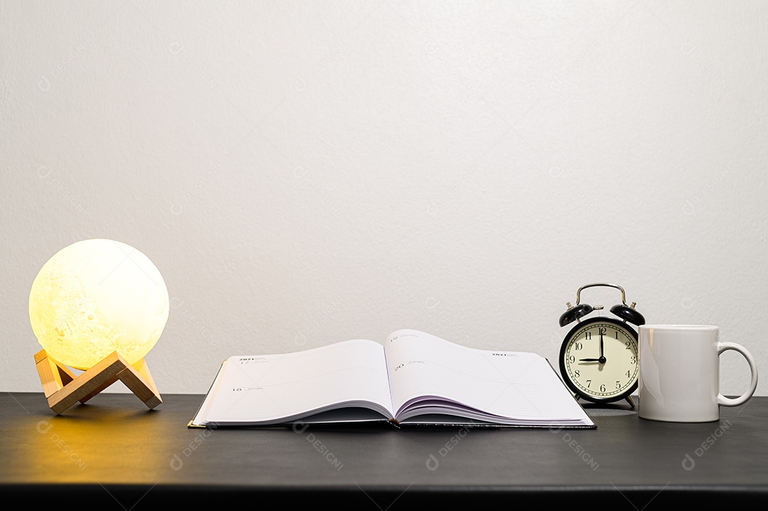 Conceito de amor pela leitura de livros e artigos de papelaria na mesa