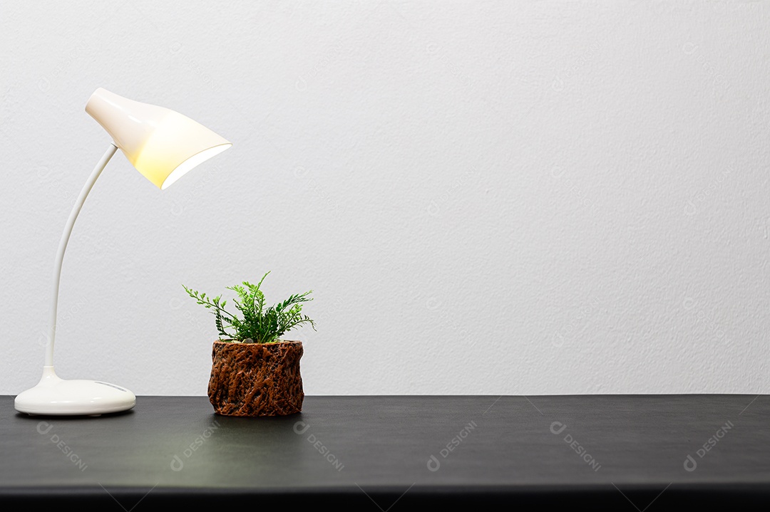 Lâmpada em vaso está na mesa