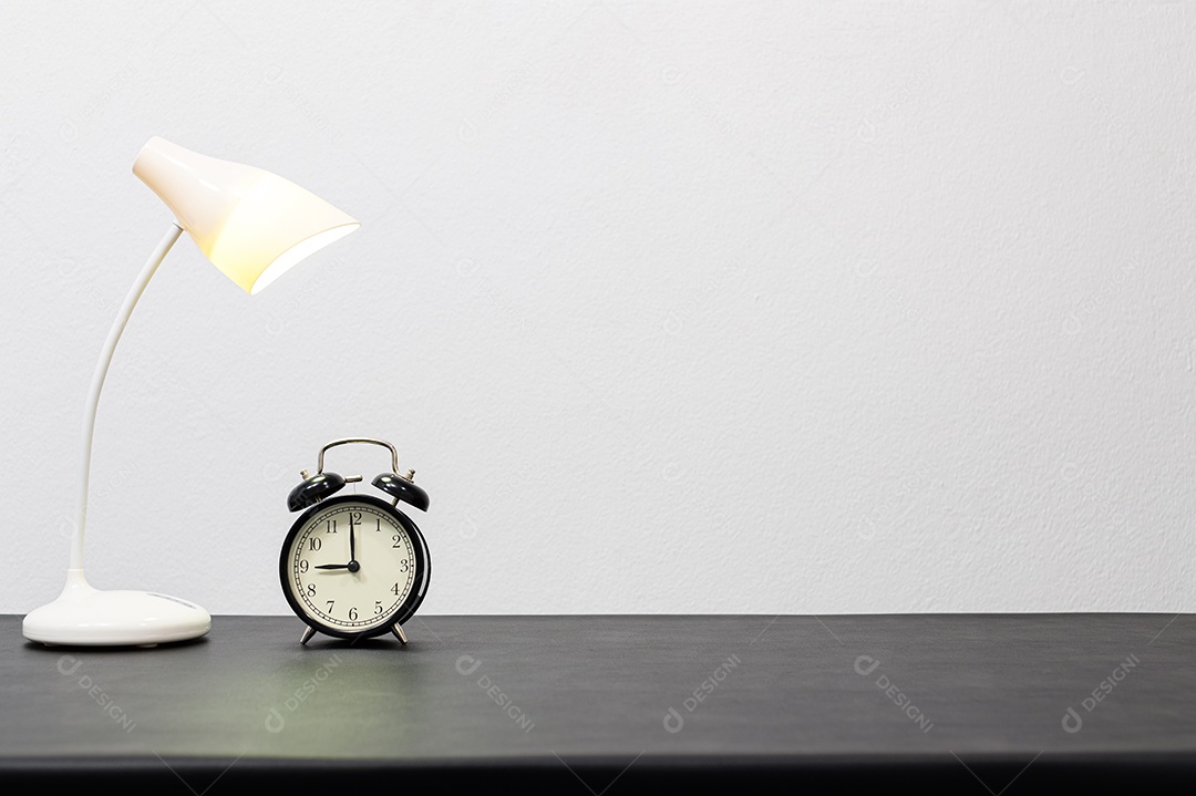 Lâmpadas e relógios estão em sua mesa.