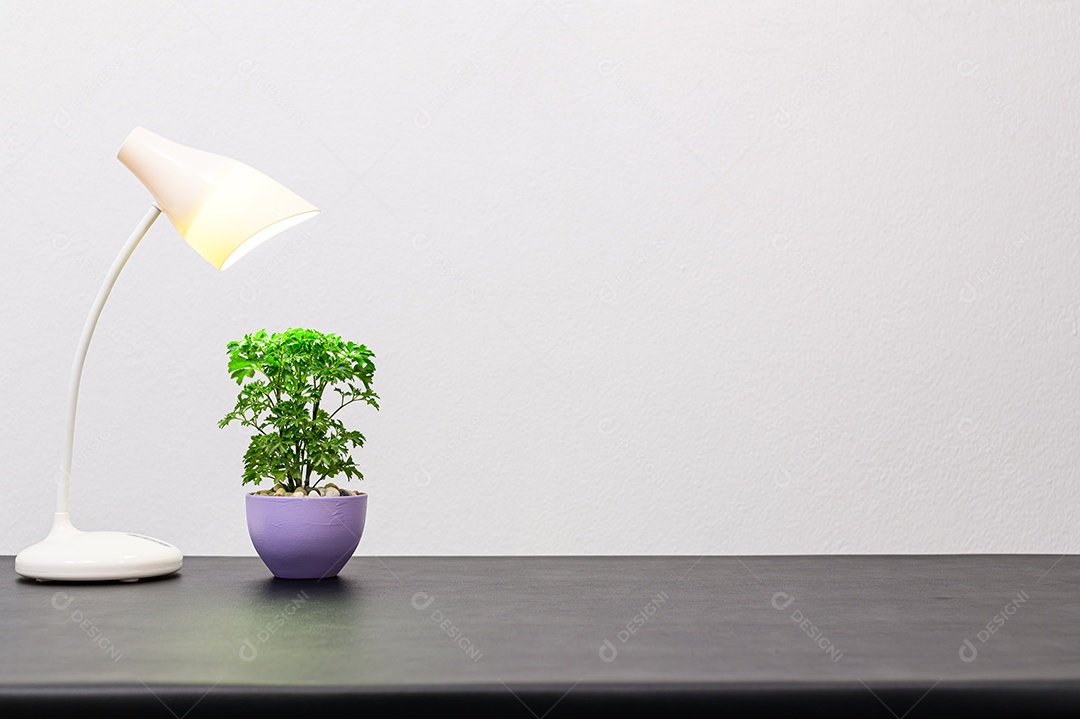 Lâmpada em vaso está na mesa