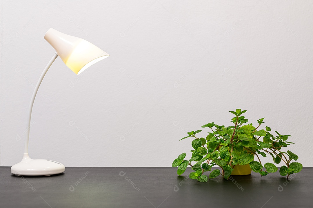 lâmpada está na mesa