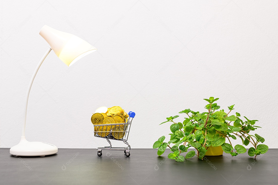 Carrinho de compras e moedas na mesa do escritório