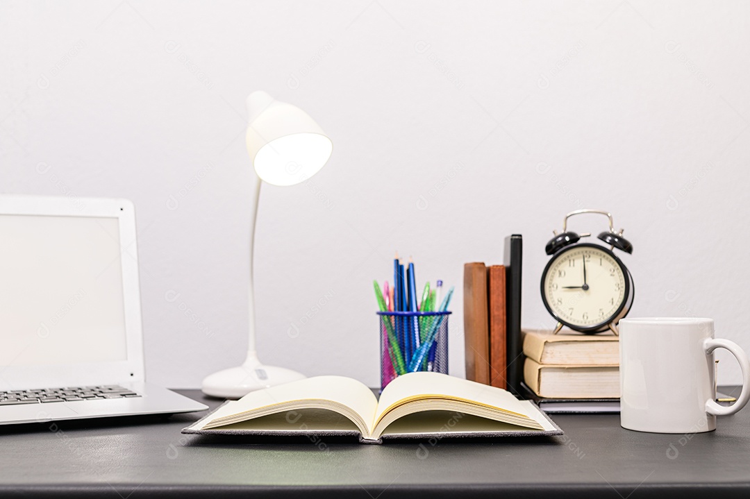 Conceito de amor pela leitura de livros e artigos de papelaria na mesa