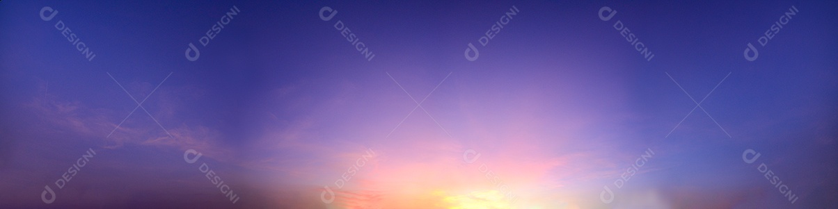 Panorama céu e nuvens à noite