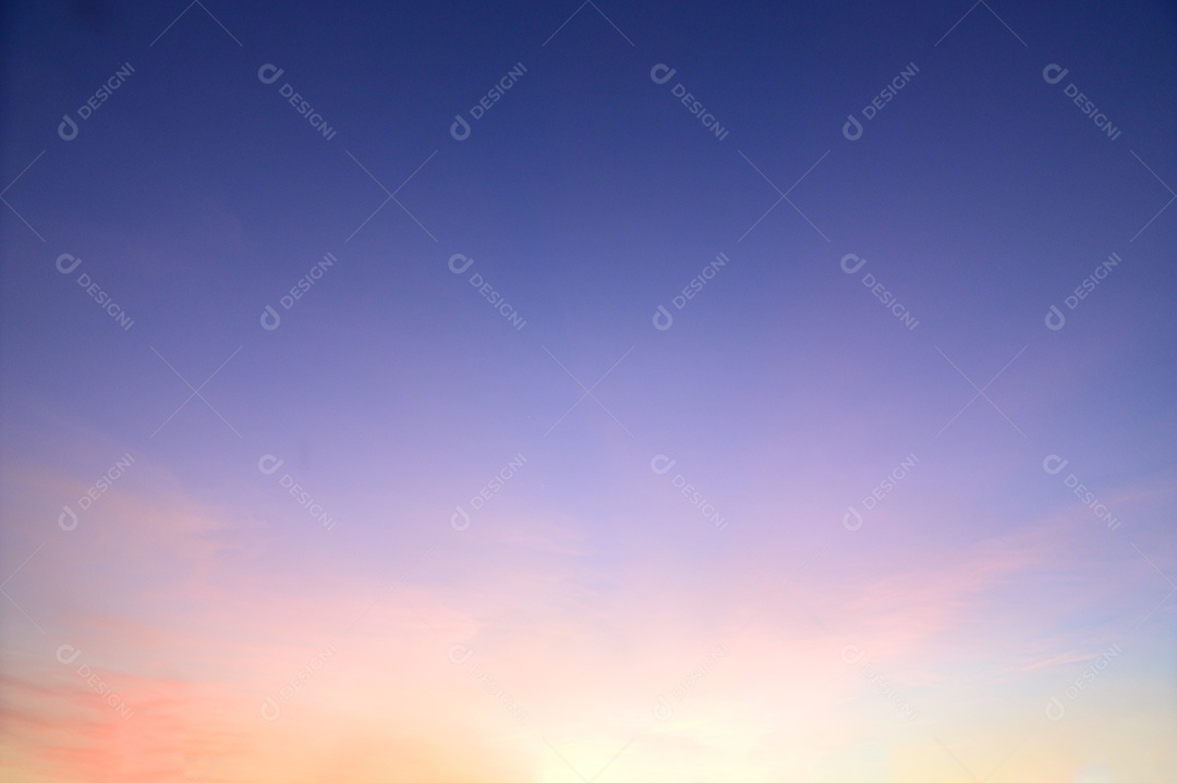 Panorama céu e nuvens à noite