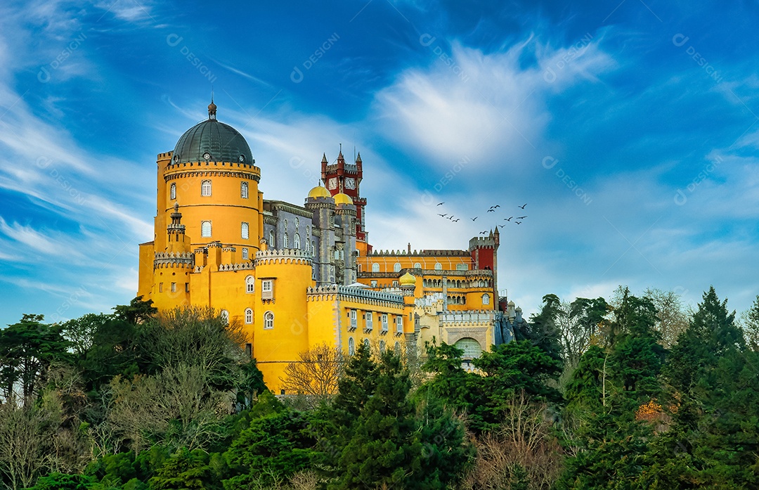 Vista do Palácio da Pena no topo da Serra de Sintra - Famoso Marco em Lisboa, Portugal, Europa - Conceito de Viagem