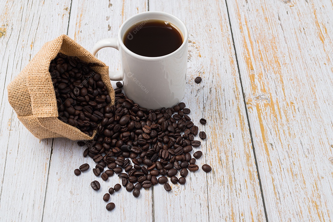 Adoro beber café, canecas de café e grãos de café na mesa