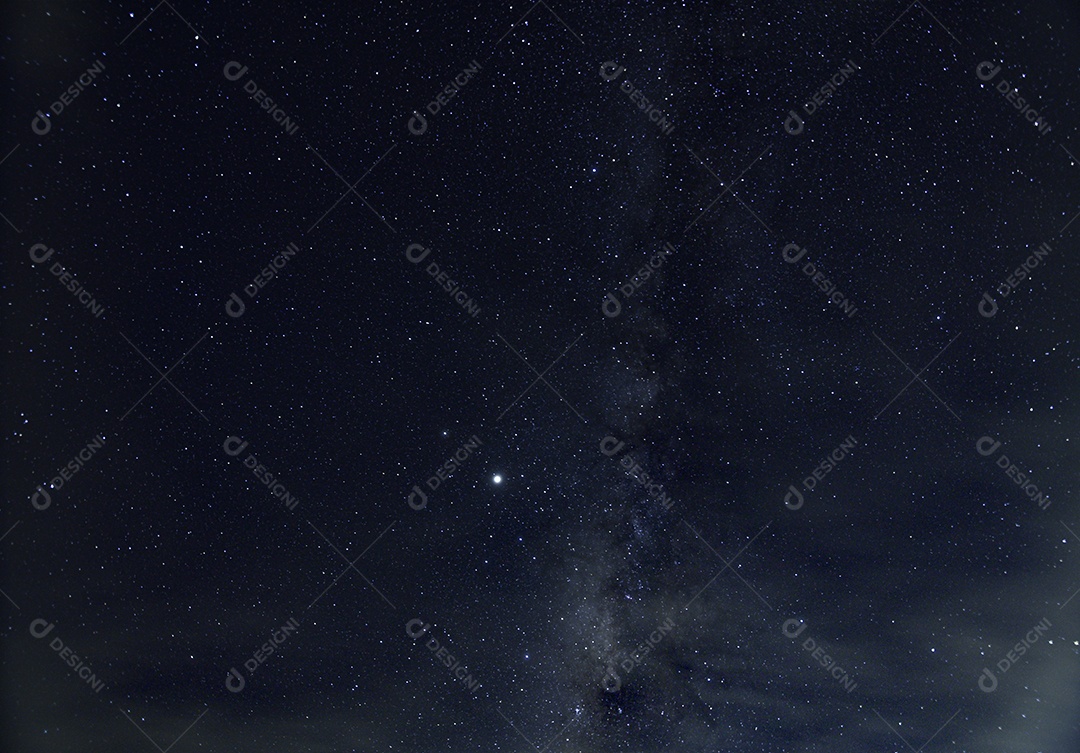 Via Láctea e estrelas à noite