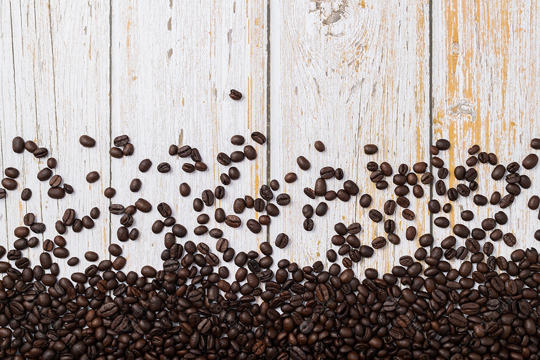 Adoro beber café, grãos de café na mesa