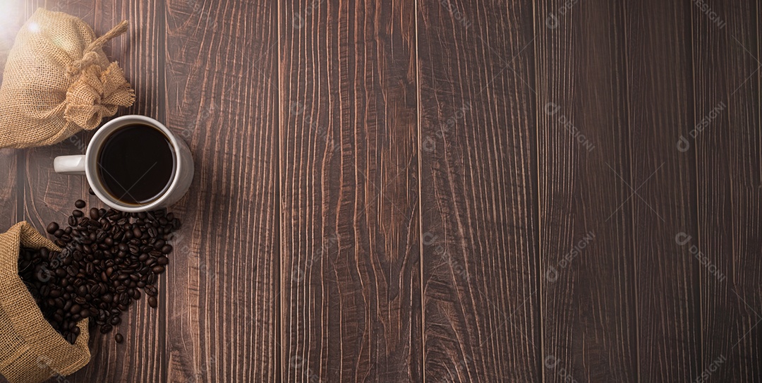 Adoro beber café, canecas de café e grãos de café na mesa