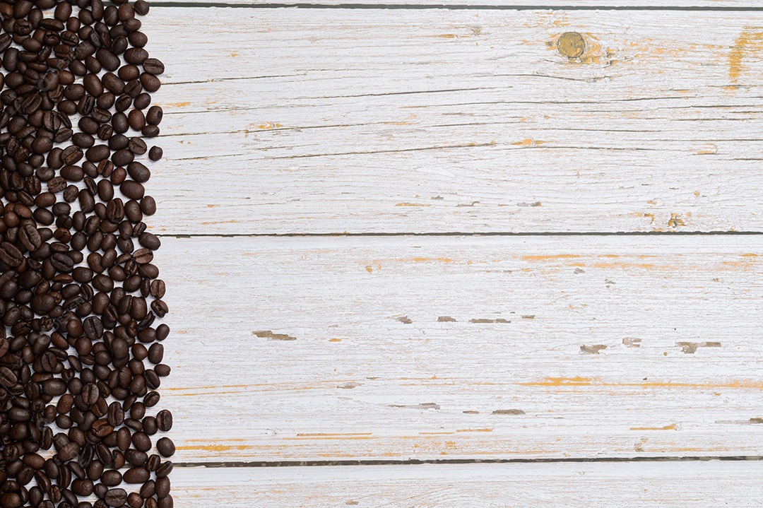 Adoro beber café, grãos de café na mesa