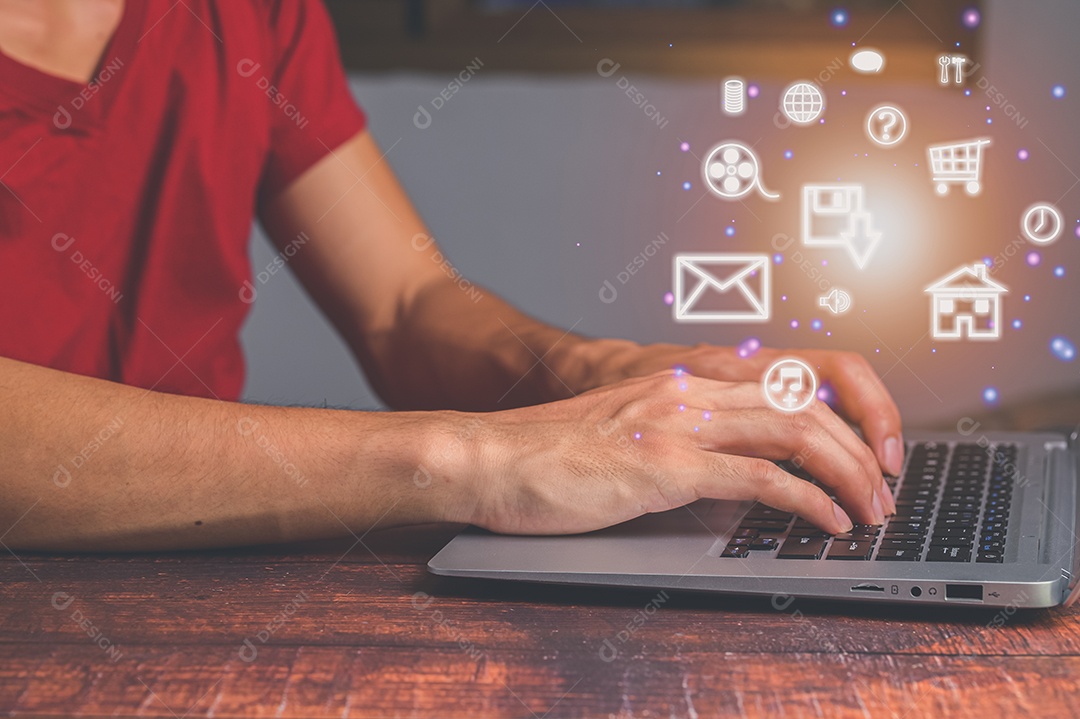 Use o trabalho do computador jogando ícones de mídia multimídia de jogos em uma interface digital