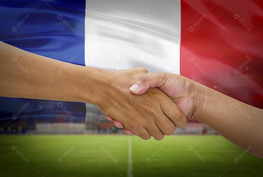 aperto de mão em um time adversário de negócios, apertando a mão no fundo do estádio de futebol