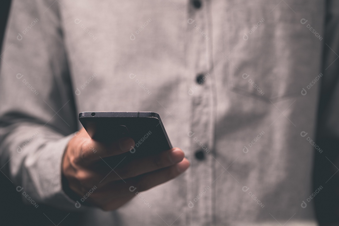 Homem segurando um smartphone