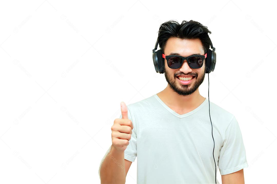 Homem bonito asiático com bigode, sorrindo e rindo e usando telefone inteligente para ouvir música com fones de ouvido, foco embaçado e suave