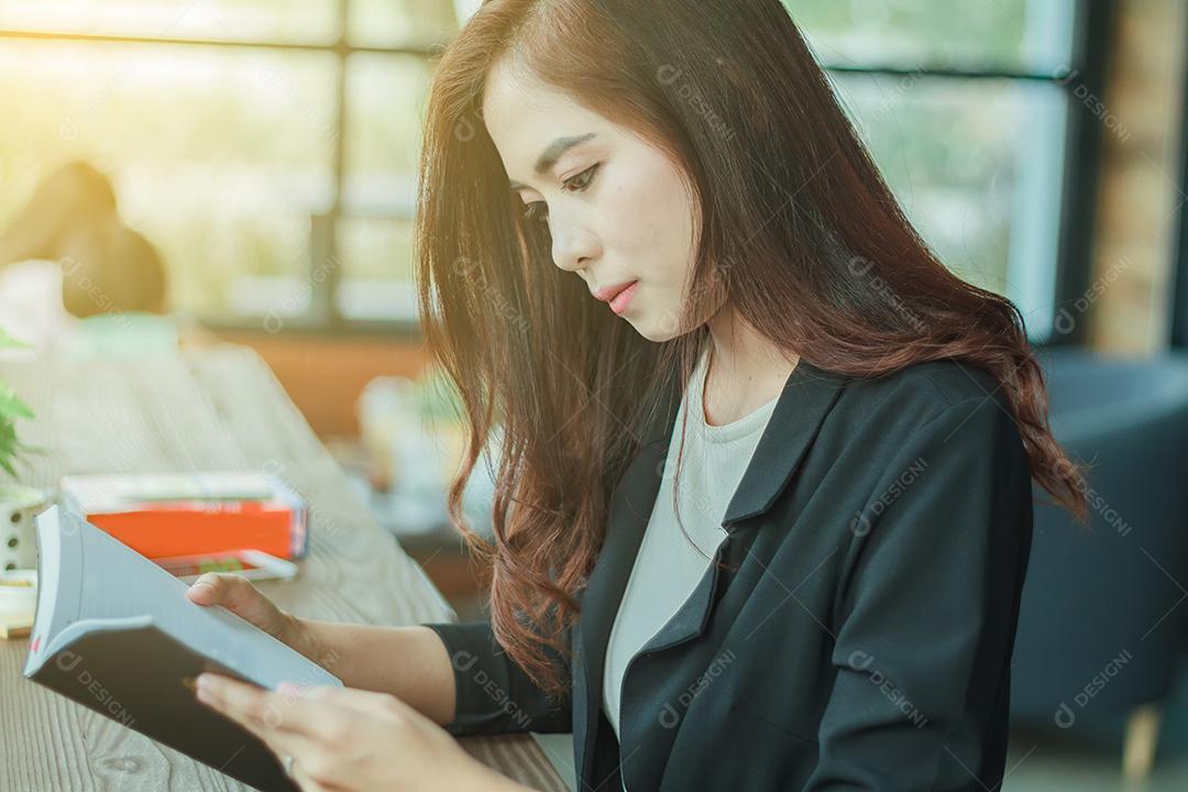 Mulher asiática lendo um livro para relaxar