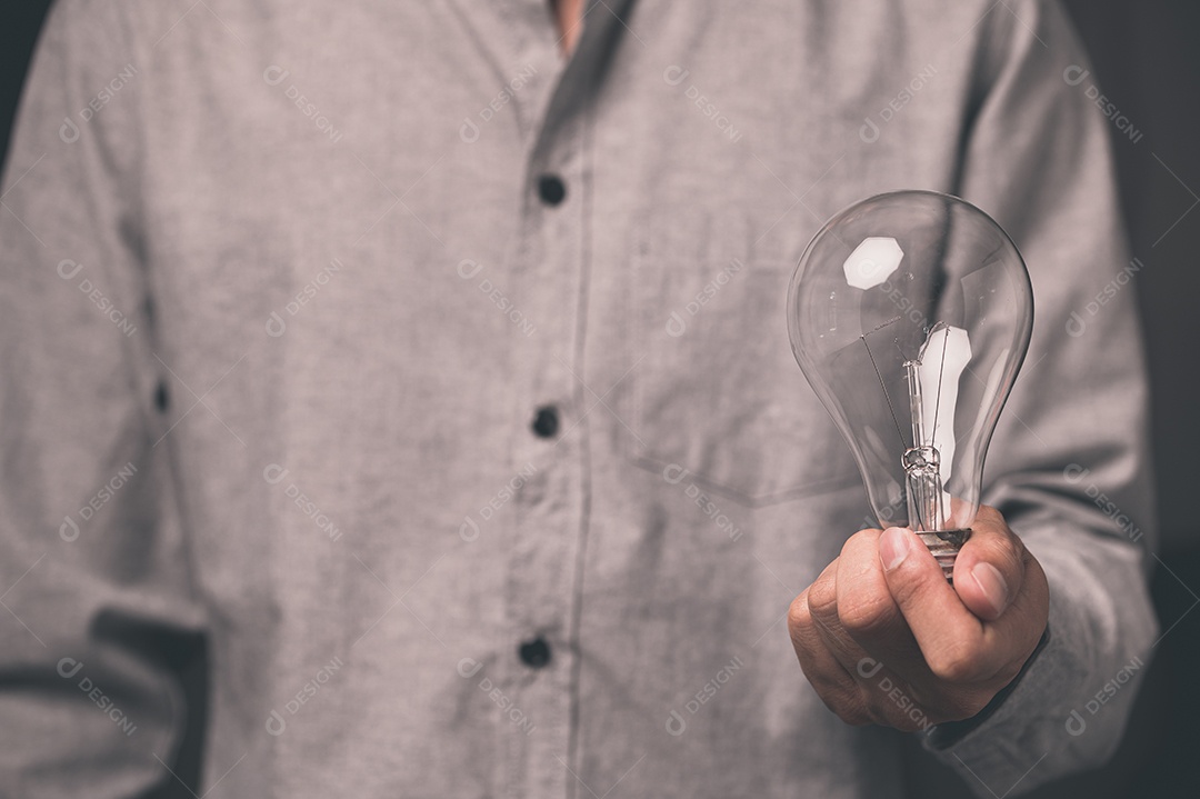 Homem segurando uma lâmpada