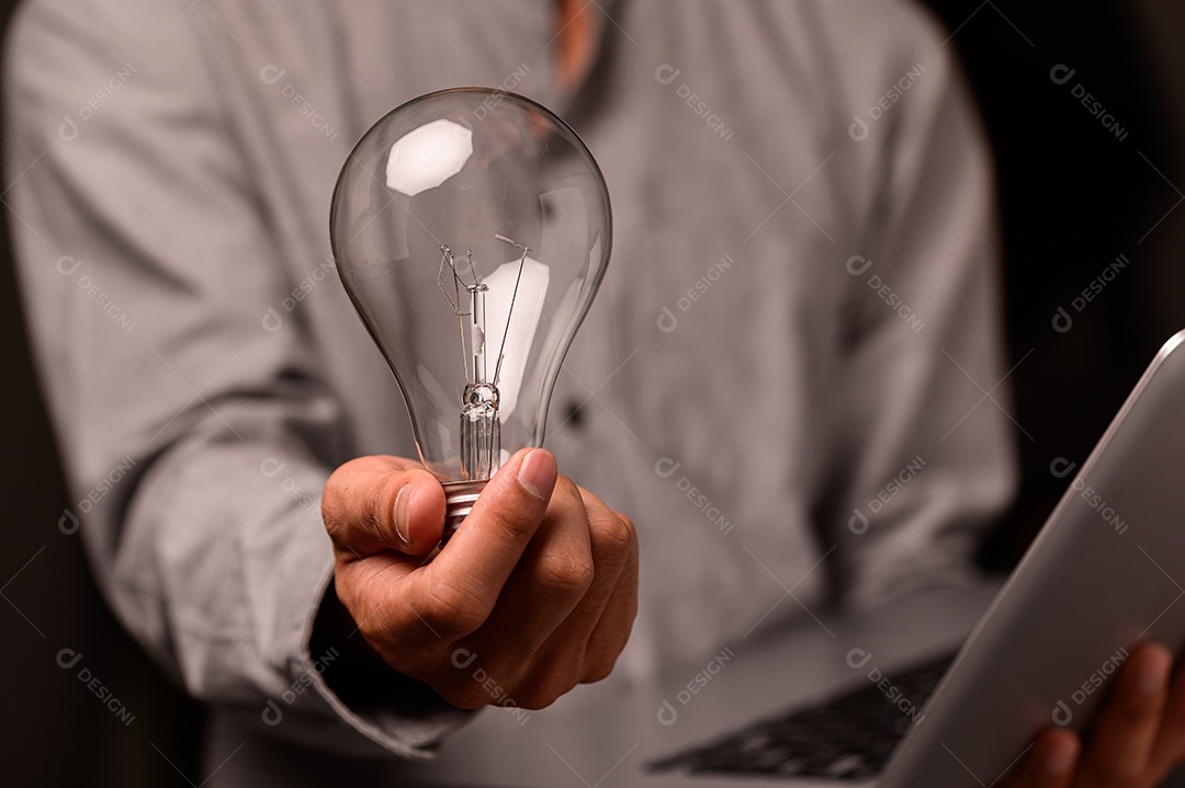 Homem segurando uma lâmpada