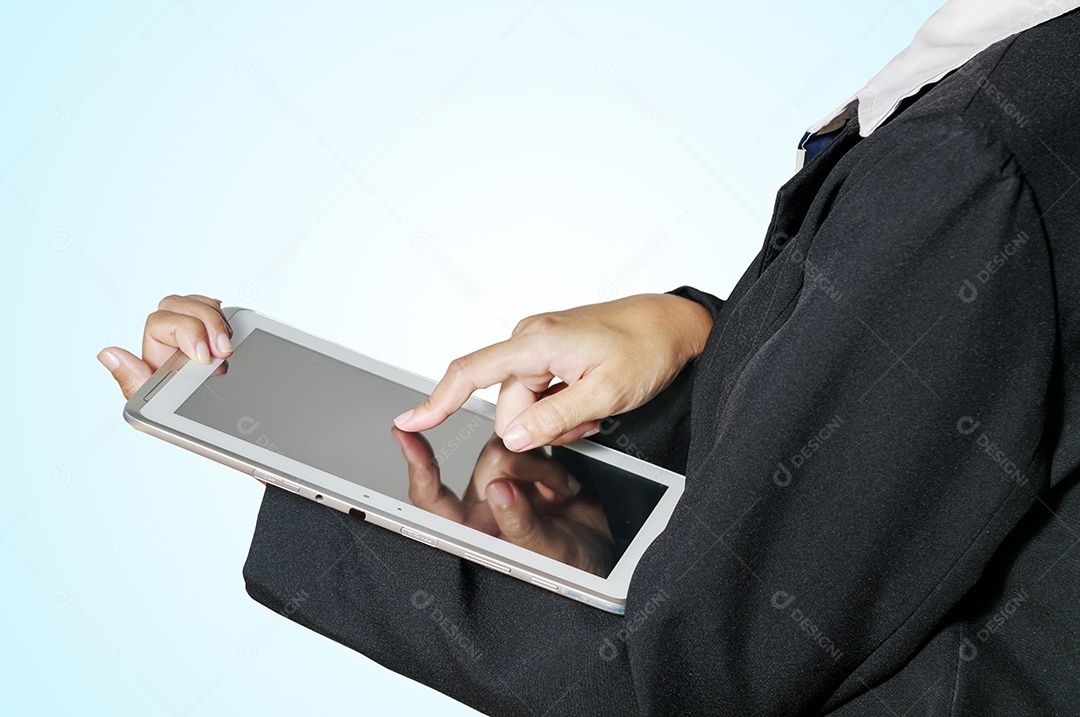 Mulheres de negócios da ásia usando tablet para comunicação e verificando