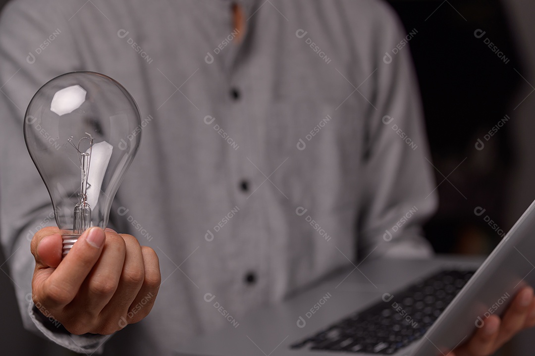 Homem segurando uma lâmpada