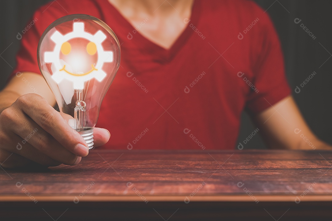 Mão de homem com lâmpada E há uma ilustração 3D do ícone de engrenagem