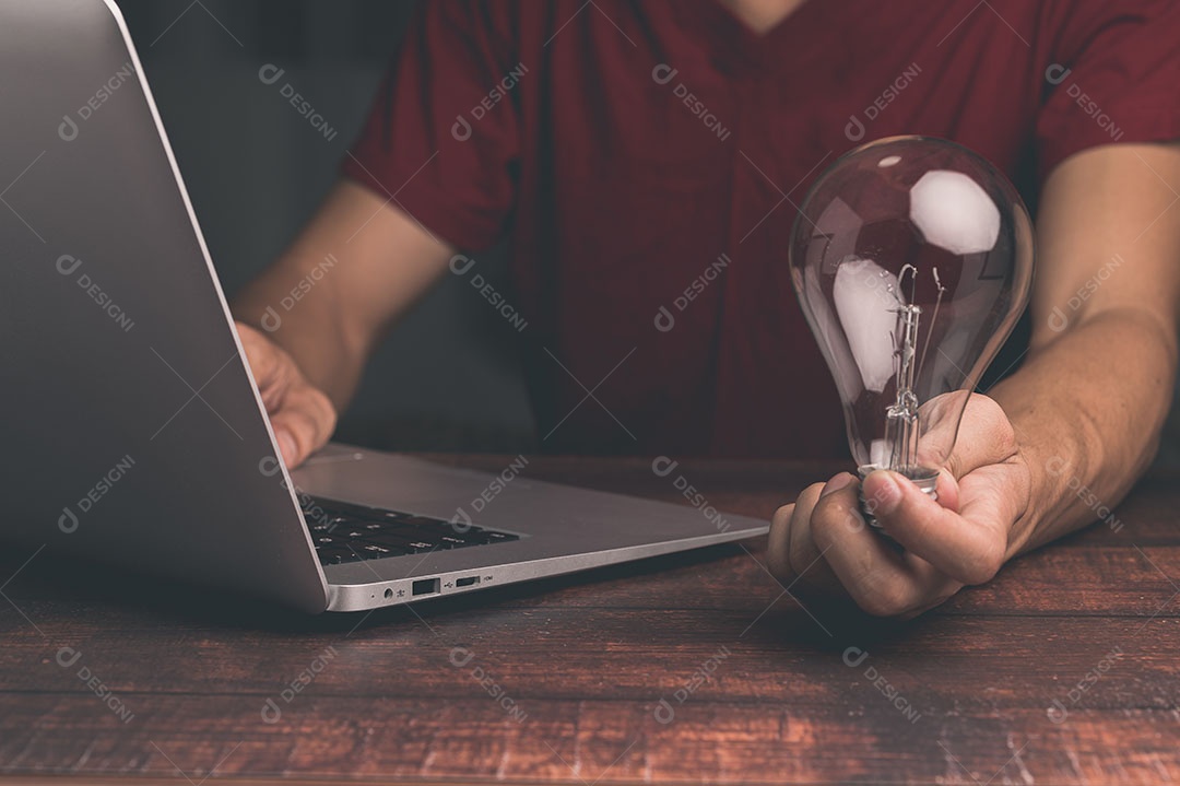 Homem segurando uma lâmpada