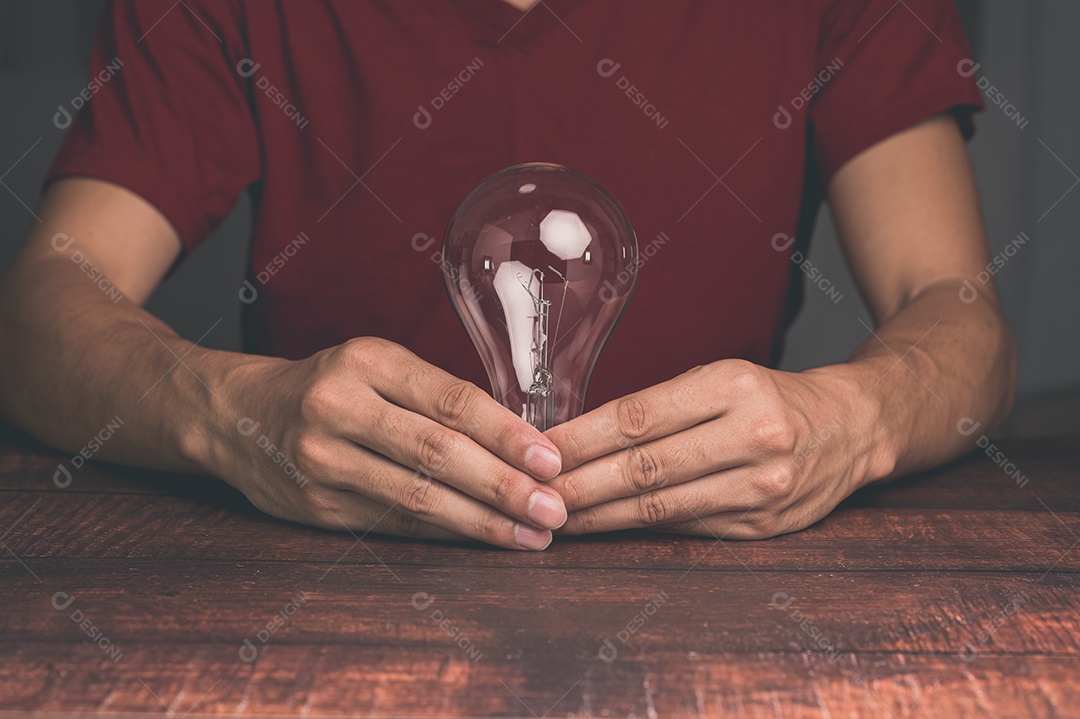 Homem segurando uma lâmpada