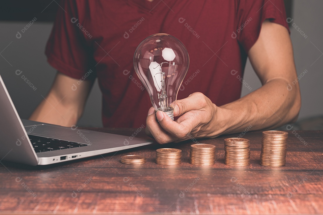 Um homem segurando uma lâmpada