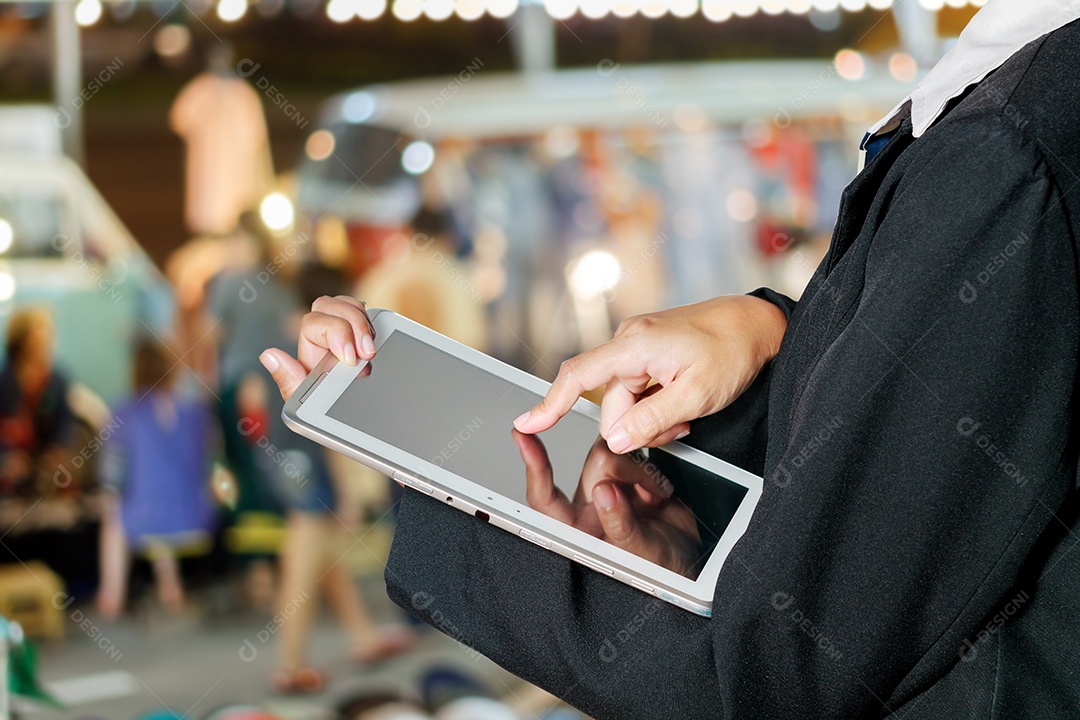 Mulheres de negócios da ásia usando tablet para comunicação e verificando