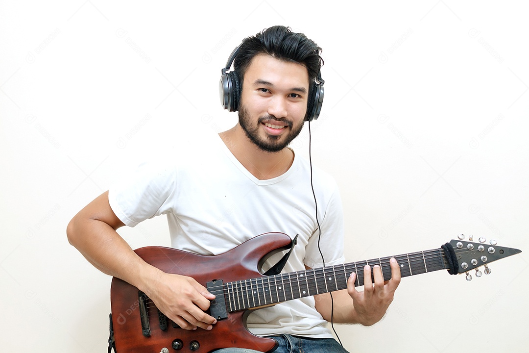 Jovens asiáticos bonitos tocando violão e ouvindo música